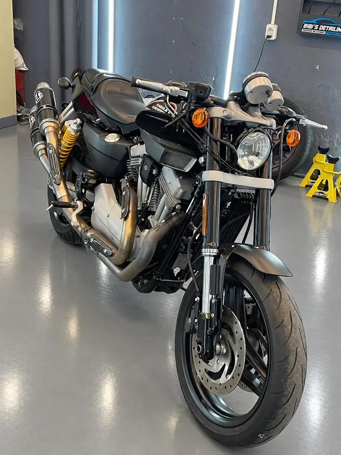 Moto clásica detallada en BIBI'S Detailing